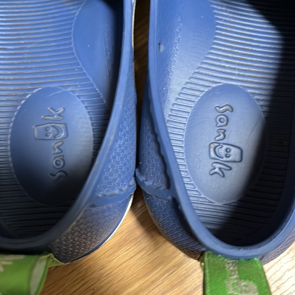 Sanuk Slip on shoes - Picture 2 of 6